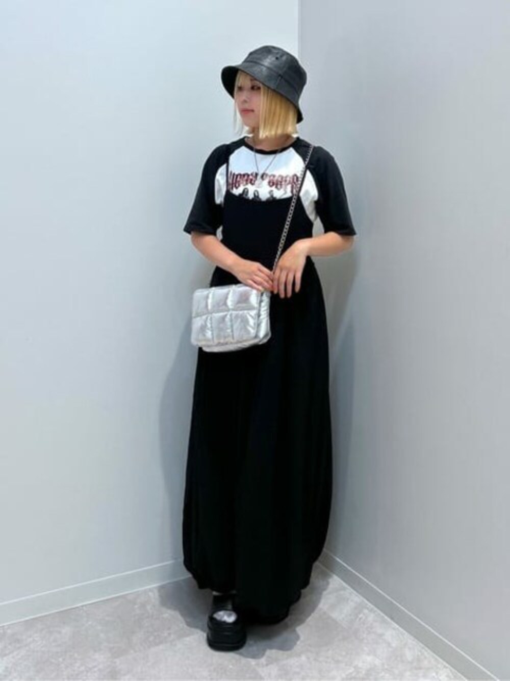 ホワイト系のTシャツ/カットソー、ブラック系のワンピース、ブラック系のサンダルを着用したレディースの夏コーディネートの1枚目の写真