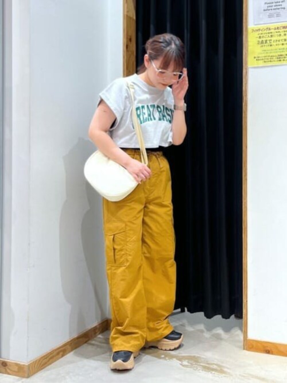 グレー系のTシャツ/カットソー、イエロー系のカーゴパンツ、その他のスニーカーを着用したレディースの夏コーディネートの1枚目の写真