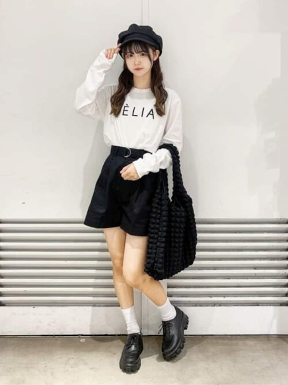 その他のTシャツ/カットソー、ブラック系のその他パンツ、その他のローファーを着用したレディースの秋コーディネートの1枚目の写真