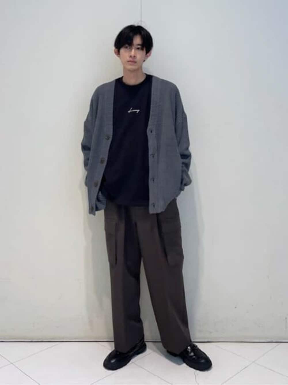 ブルー系のカーディガン/ボレロ、ブラック系のTシャツ/カットソー、ブラウン系のカーゴパンツを着用したメンズの秋コーディネートの1枚目の写真