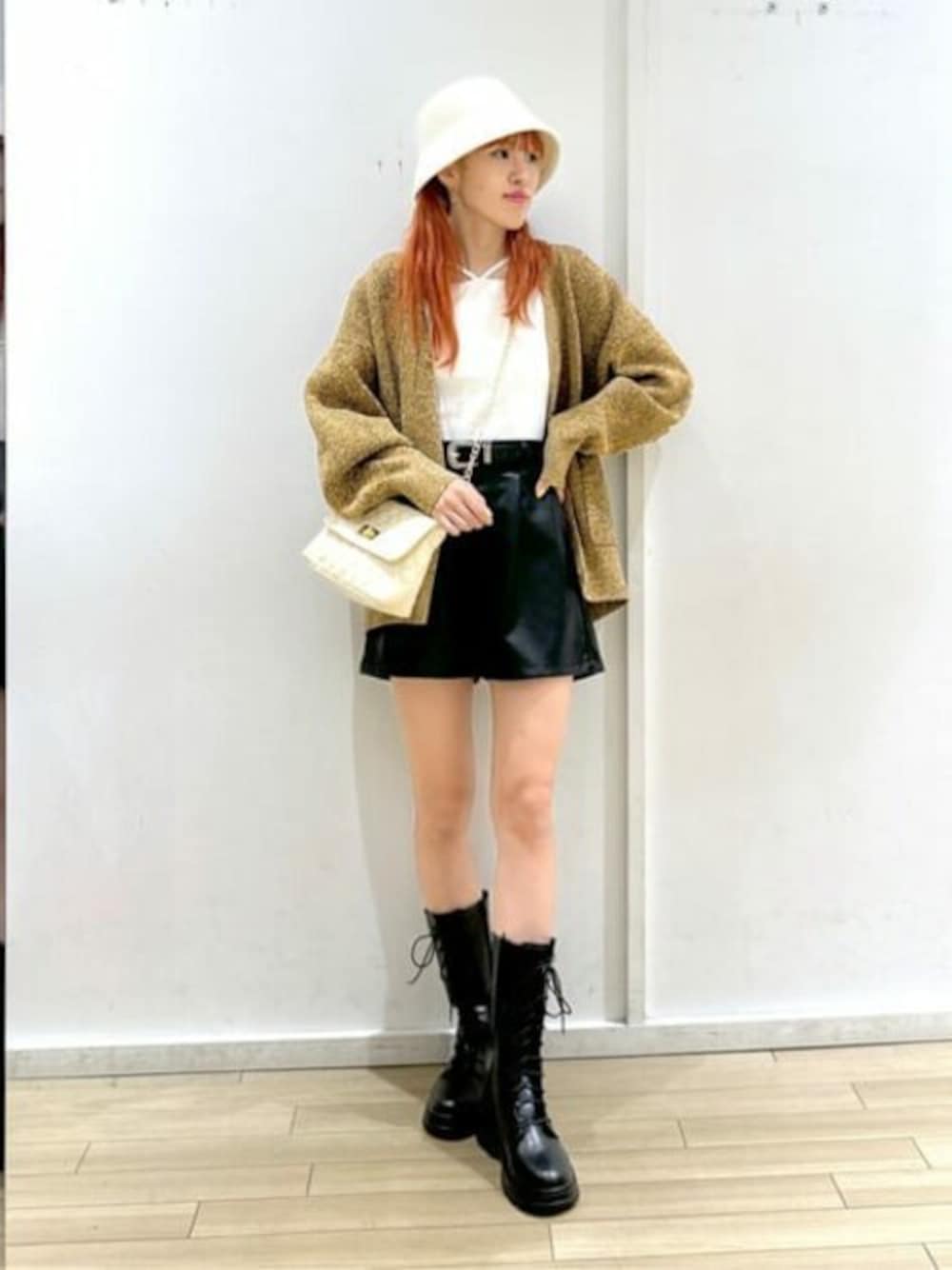 イエロー系のカーディガン/ボレロ、ブラック系のその他パンツ、ホワイト系のキャミソールを着用したレディースの秋コーディネートの1枚目の写真