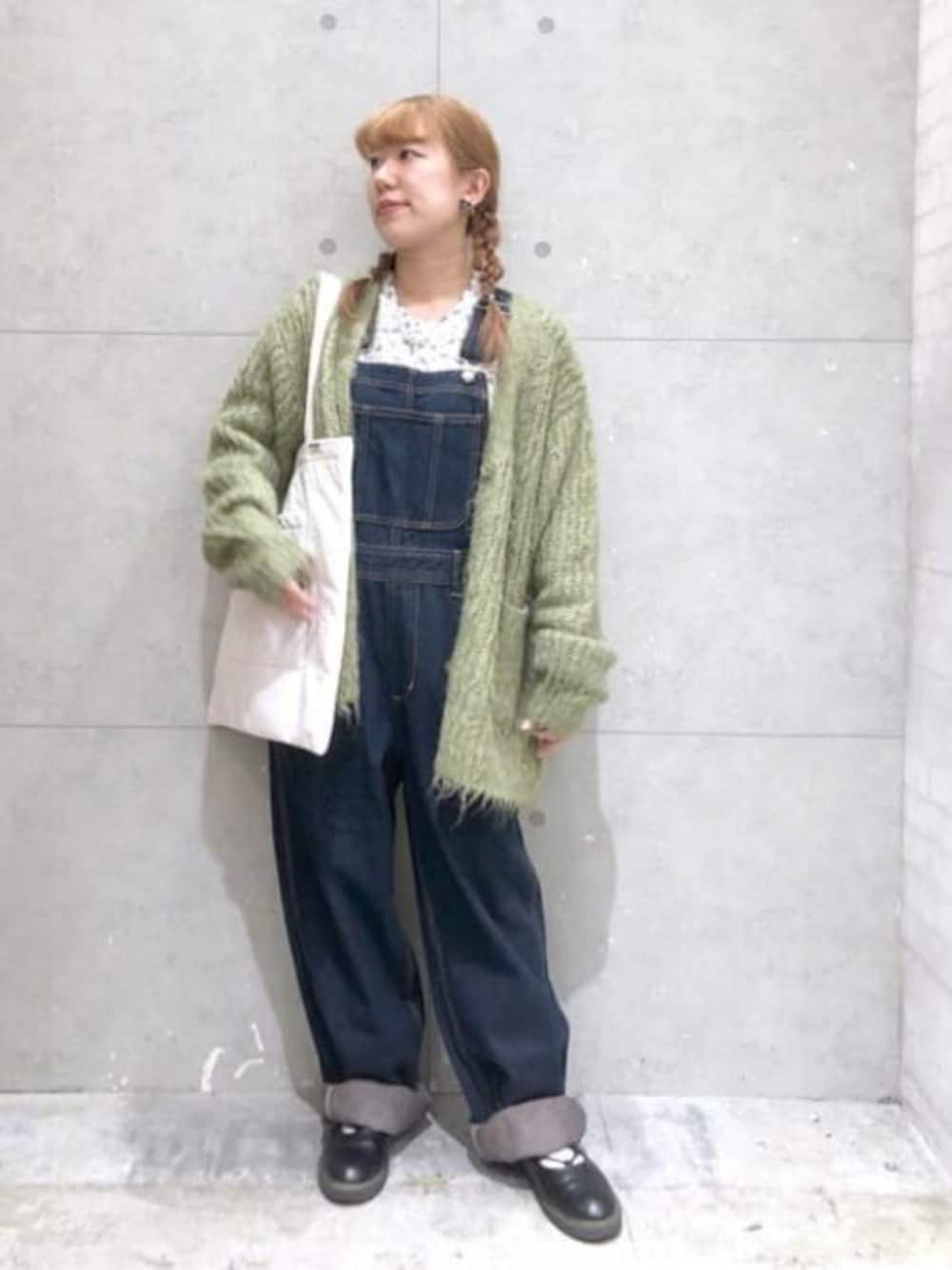 グリーン系のカーディガン/ボレロ、ブルー系のサロペット/オーバーオール、ホワイト系のトートバッグを着用したレディースの秋コーディネートの1枚目の写真