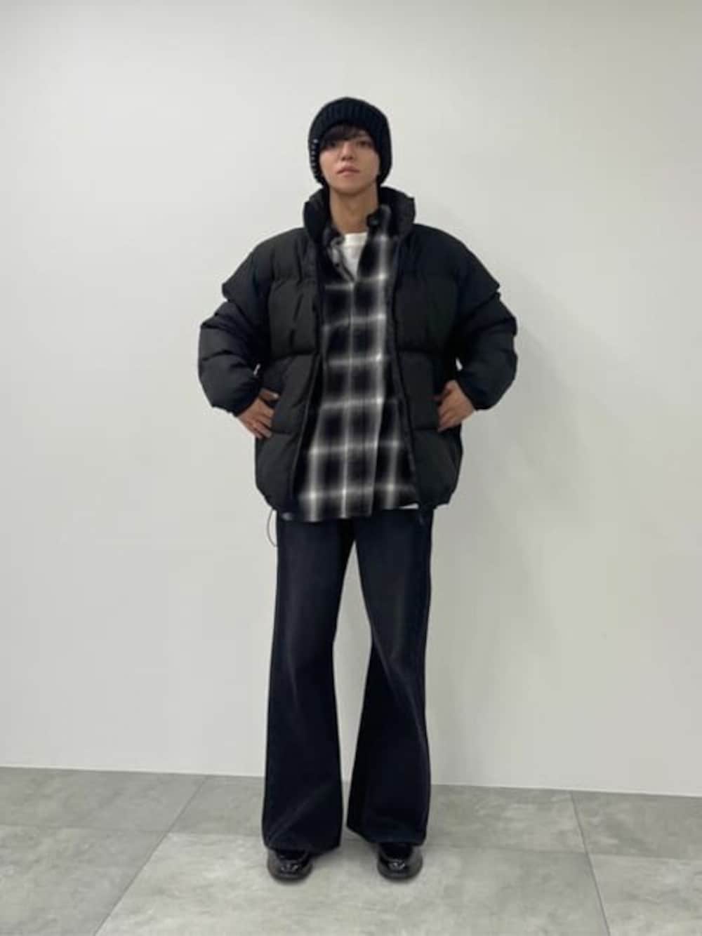 ブラック系のダウンジャケット/コート、ホワイト系のTシャツ/カットソー、ブラック系のデニムパンツを着用したメンズの秋コーディネートの1枚目の写真