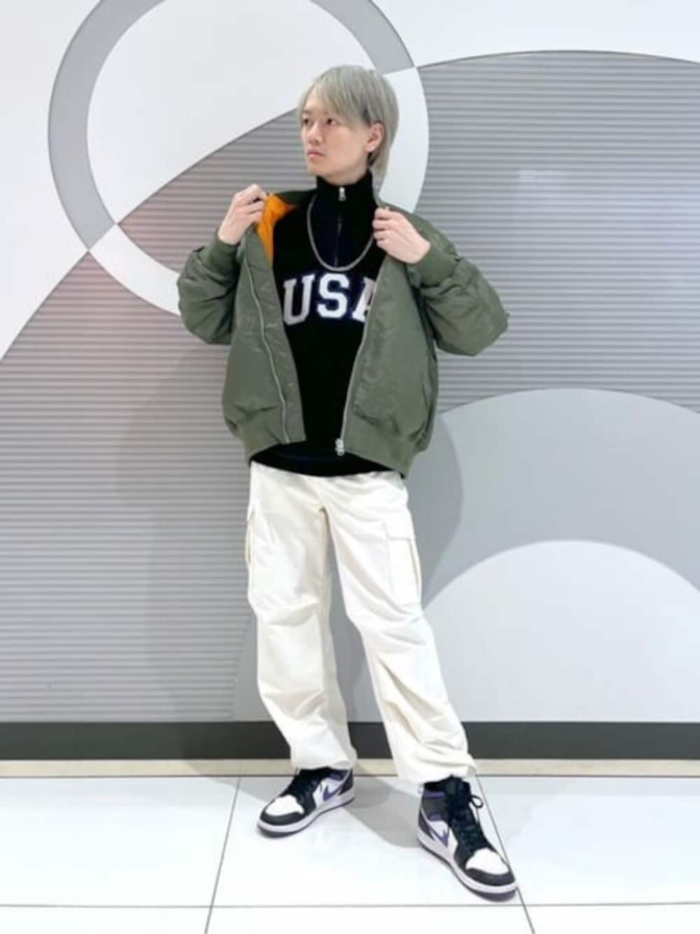 「ブルゾン、ニット、MA-1、冬コーデ、カーゴパンツ、ロゴスウェット、プチプラ、古着MIX、冬アウター、ハーフジップ」｜「WEGOのWEGO/【23年秋冬新作】ナイロンMA-1（MA-1、グリーン系）」を使った、WEGOさん（メンズ・172cm）の冬コーディネートの1枚目の写真