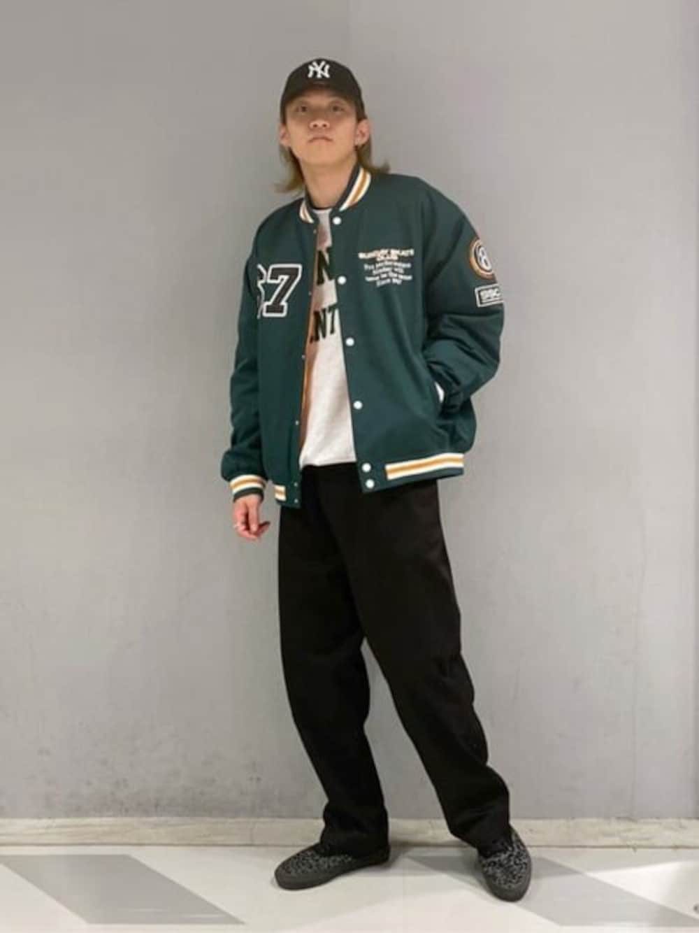 「スウェット、スタジャン、チノパン、キャップ、ストリート、冬コーデ、ロゴスウェット、プチプラ、冬アウター、マイベストコーデ2023」｜「WEGOのWEGO/【23年秋冬新作】パデッドワッペンスタジャン（スタジャン、グリーン系）」を使った、WEGOさん（メンズ・173cm）の冬コーディネートの1枚目の写真