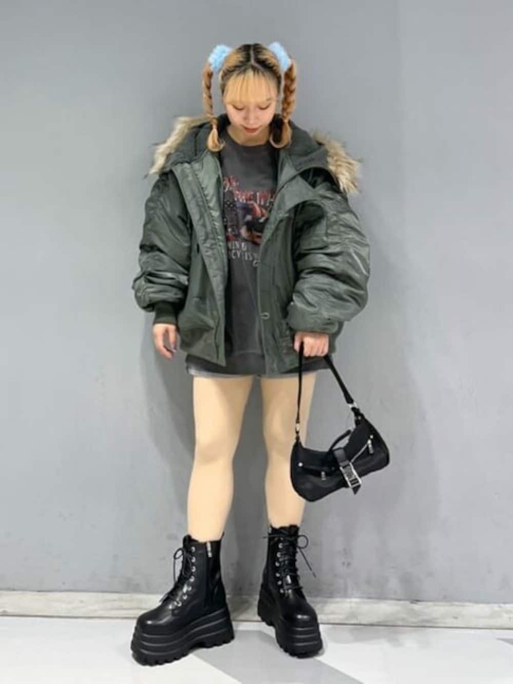 グリーン系のミリタリージャケット、ブラック系のデニムパンツ、その他のスウェットを着用したレディースの冬コーディネートの1枚目の写真