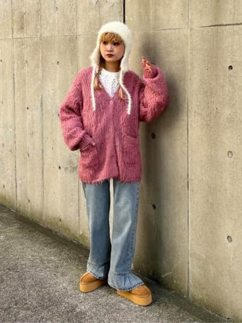 「カーディガン、ニット、デニム、ニット帽、花柄、ムートンブーツ、冬コーデ、フリル、大人カジュアル、ゆるコーデ」｜「PHILLYのフリルデザインデニムパンツ（デニムパンツ、ブルー系）」を使った、WEGOさん（レディース・162cm）の冬コーディネートの1枚目の写真