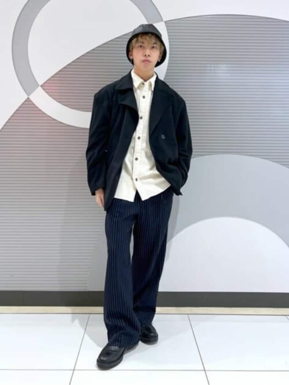 ブラック系のミリタリージャケット、ホワイト系のシャツ/ブラウス、その他のスラックスを着用したメンズの冬コーディネートの1枚目の写真