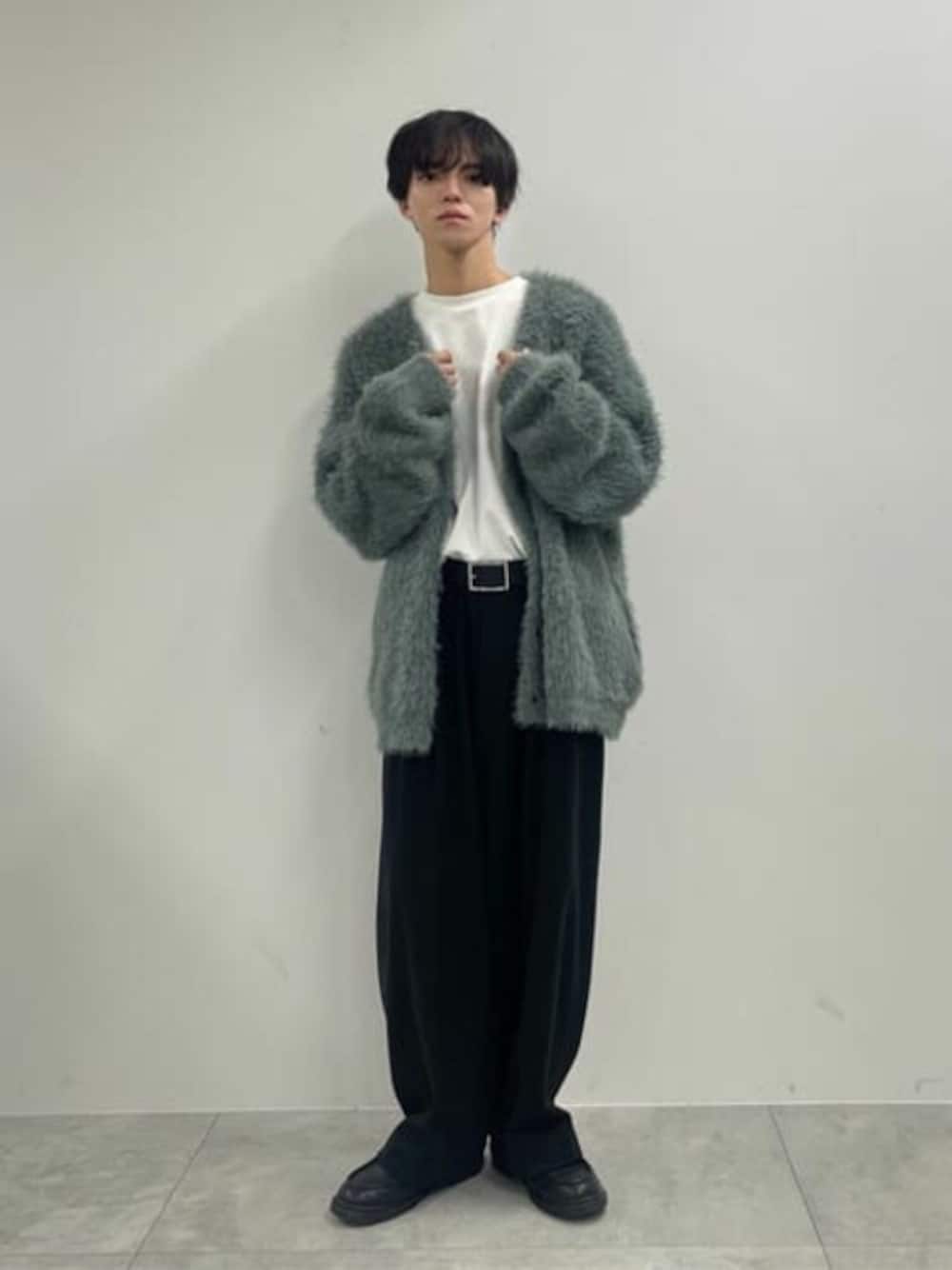 ブルー系のカーディガン/ボレロ、ホワイト系のTシャツ/カットソー、ブラック系のスラックスを着用したメンズの冬コーディネートの1枚目の写真
