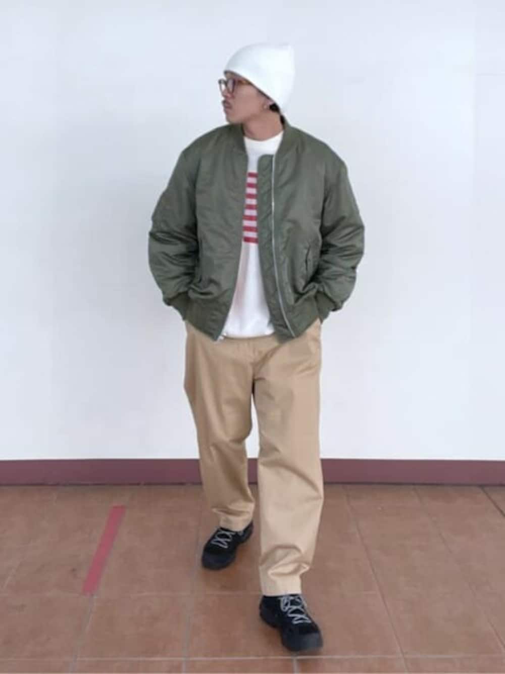 「ニット、アウター、ニット帽、MA-1、ストリート、冬コーデ、カーゴパンツ、ワイドパンツ、シンプルコーデ、カジュアルコーデ」｜「WEGOのWEGO/【23年秋冬新作】スウェットライクフラッグプルオーバー（ニット/セーター、ホワイト系）」を使った、WEGOさん（メンズ・180cm）の冬コーディネートの1枚目の写真