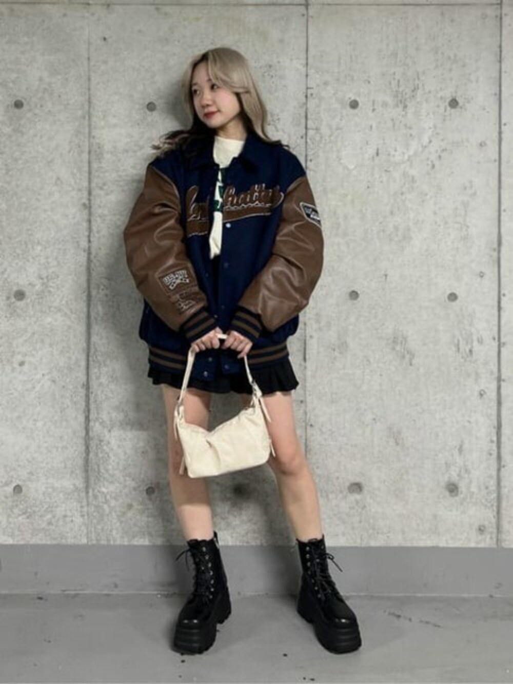 「ニット、スタジャン、ブーツ、冬コーデ、プチプラ、ロゴニット、プリーツスカート、厚底シューズ、大人ガーリー、冬アウター」｜「WEGOのWEGO/【23年秋冬新作】メルトンワッペンスタジャン（スタジャン、ブルー系）」を使った、WEGOさん（レディース・163cm）の冬コーディネートの1枚目の写真