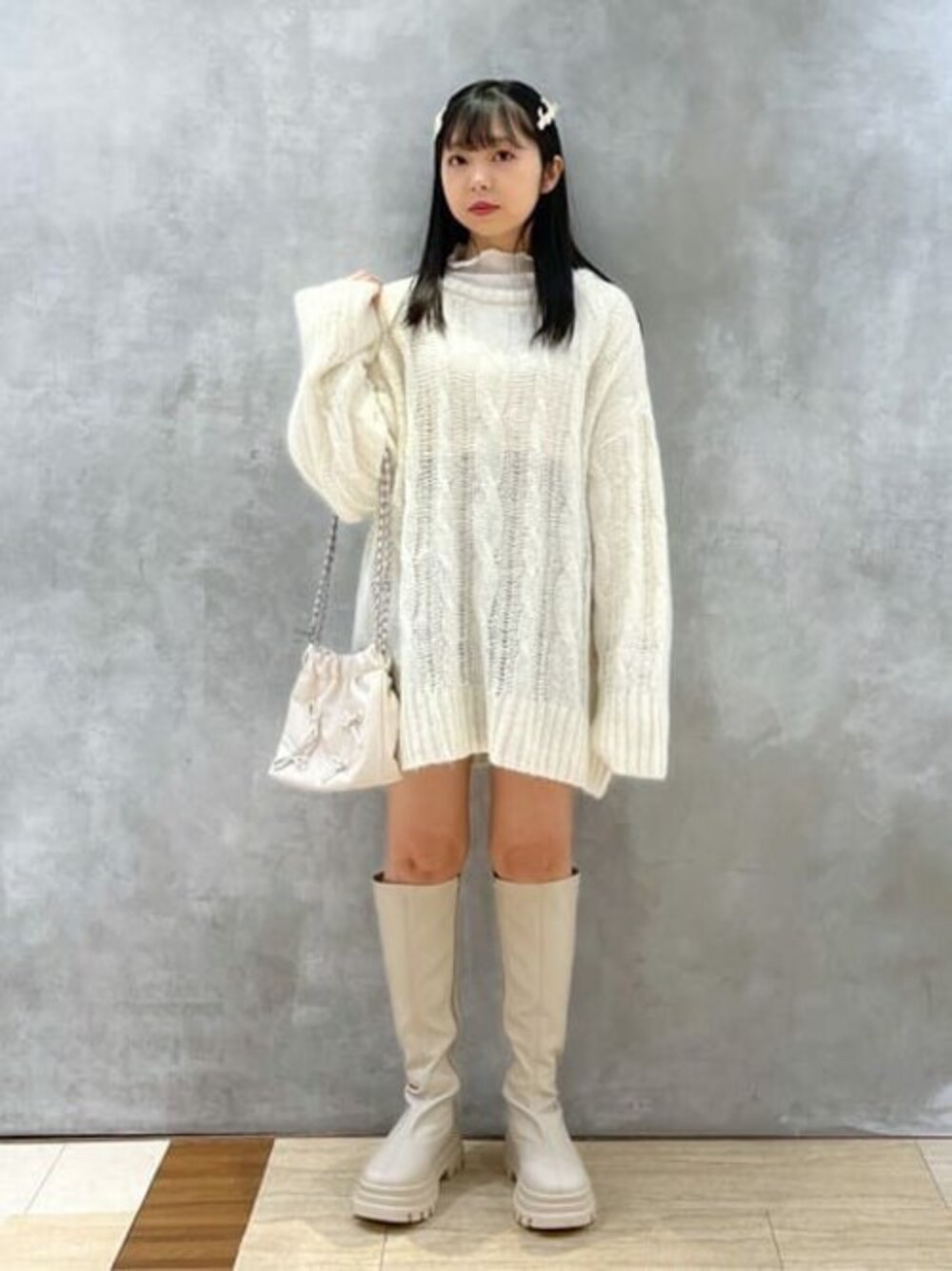ホワイト系のニット/セーター、ホワイト系のTシャツ/カットソー、ベージュ系のその他パンツを着用したレディースの冬コーディネートの1枚目の写真