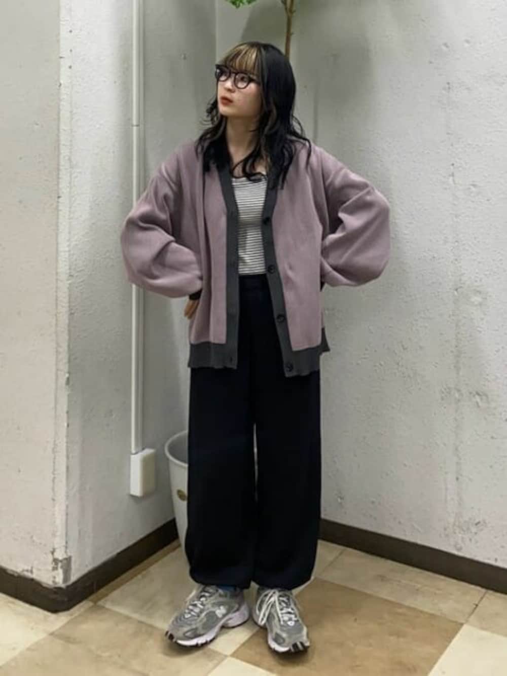 グレー系のカーディガン/ボレロ、その他のキャミソール、ブラック系のスウェットパンツを着用したレディースの冬コーディネートの1枚目の写真
