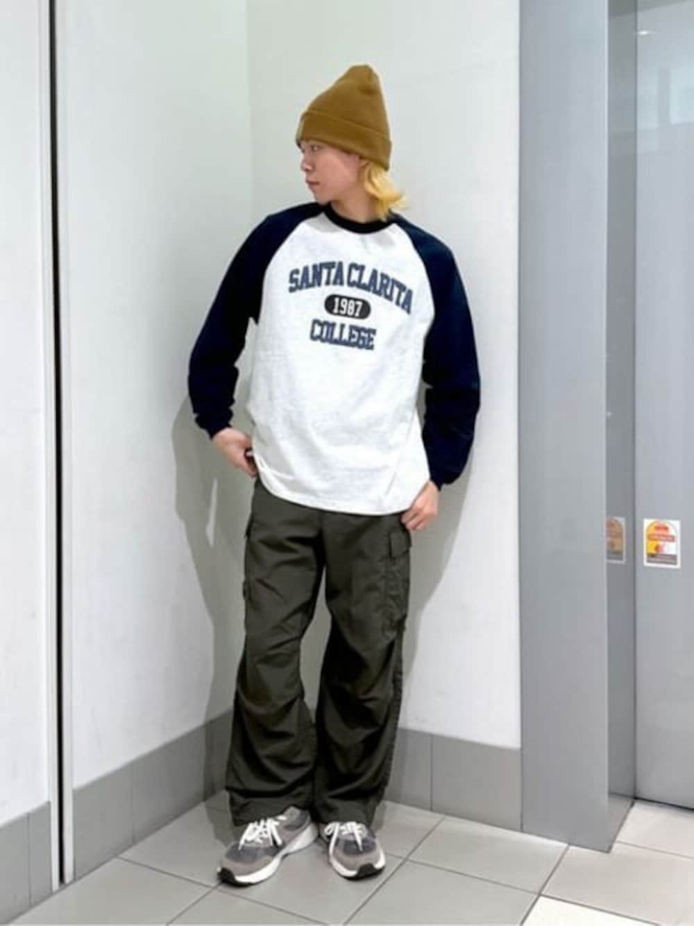 グレー系のTシャツ/カットソー、グリーン系のカーゴパンツを着用したメンズの春コーディネートの1枚目の写真