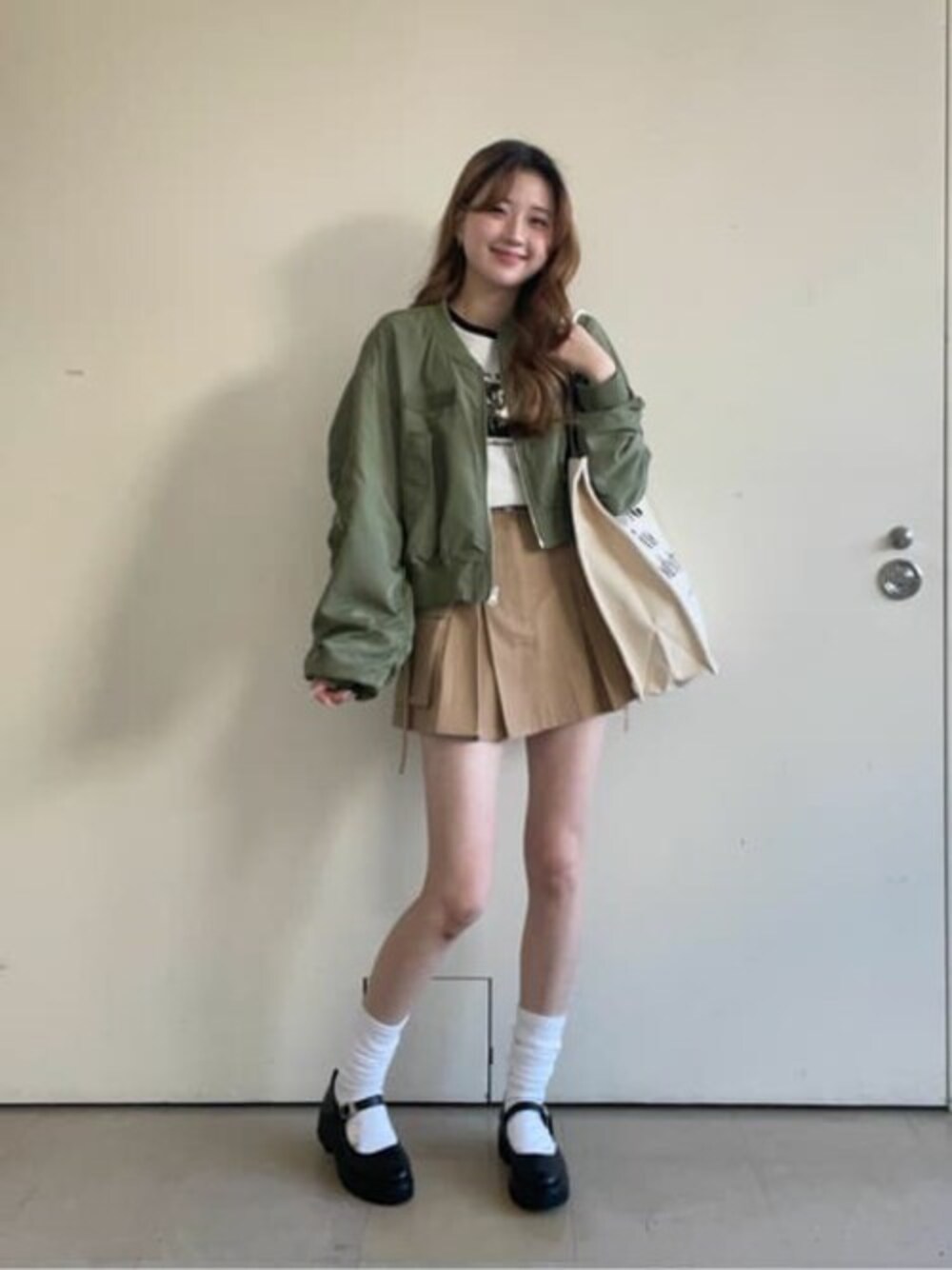 「トートバッグ、MA-1、ミニスカート、大人カジュアル、プチプラ、プリーツスカート、春アウター、春色、春コーデ、春服みてみて」｜「WEGOのWEGO/【24年春夏新作】ショートMA-1（MA-1、グリーン系）」を使った、WEGOさん（レディース・167cm）の春コーディネートの1枚目の写真