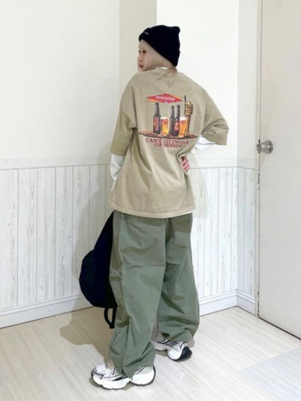 ホワイト系のTシャツ/カットソー、その他のTシャツ/カットソー、グリーン系のカーゴパンツを着用したレディースの春コーディネートの1枚目の写真