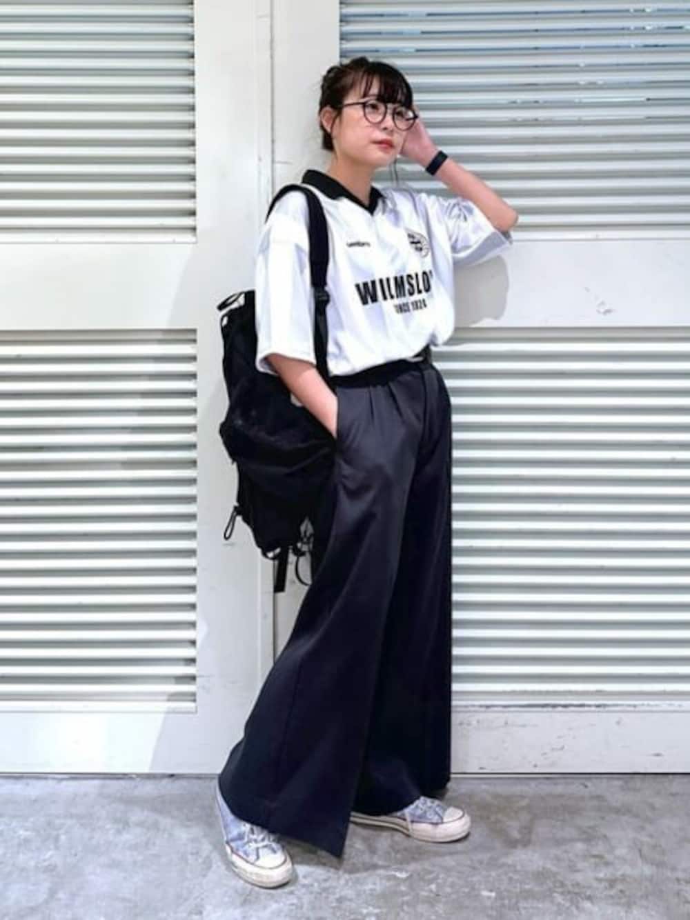ホワイト系のTシャツ/カットソー、グレー系のスラックス、ブラック系のバックパック/リュックを着用したレディースの春コーディネートの1枚目の写真