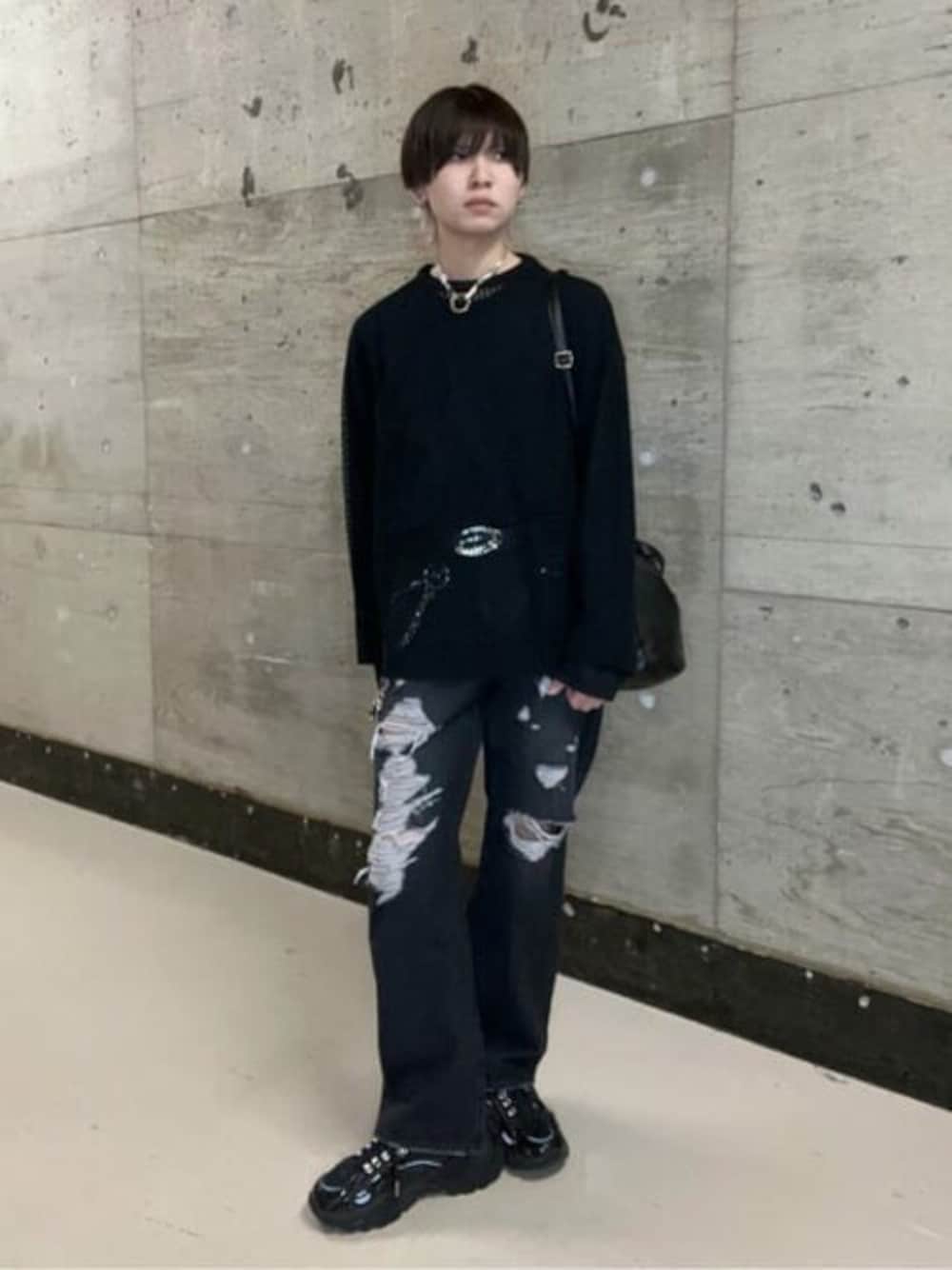 ブラック系のTシャツ/カットソー、ブラック系のニット/セーター、ブラック系のデニムパンツを着用したメンズの春コーディネートの1枚目の写真