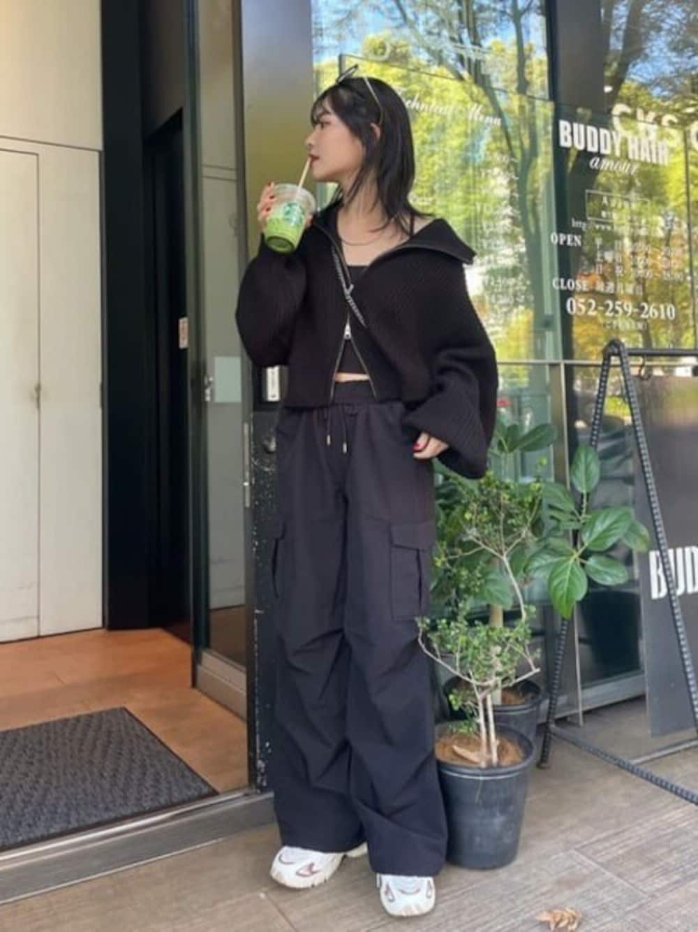 「スニーカー、ストリート、カーゴパンツ、休日スタイル、お出かけコーデ、プチプラ、デートコーデ、シンプルコーデ、春夏コーデ、韓国ファッション」｜「WEGOのWEGO/ダブルジップショートカーデ（カーディガン/ボレロ、ブラック系）」を使った、WEGOさん（レディース・152cm）の春コーディネートの1枚目の写真