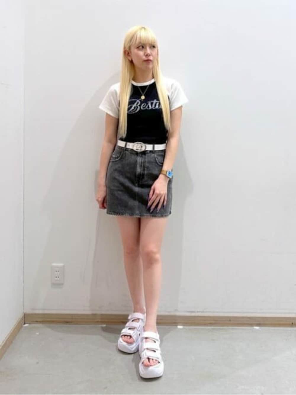 「デニム、ロゴT、ストリート、ミニスカート、お出かけコーデ、サンダル、夏コーデ、チビT、韓国ファッション、y2k」｜「WEGOのWEGO/【24年春夏新作】ラインストーンラグランちびT（Tシャツ/カットソー、ブラック系）」を使った、WEGOさん（レディース・160cm）の春コーディネートの1枚目の写真