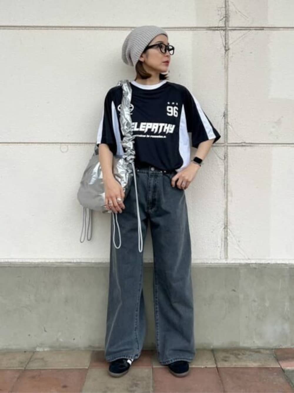 ブラック系のTシャツ/カットソー、ブラック系のデニムパンツ、シルバー系のショルダーバッグを着用したレディースの夏コーディネートの1枚目の写真