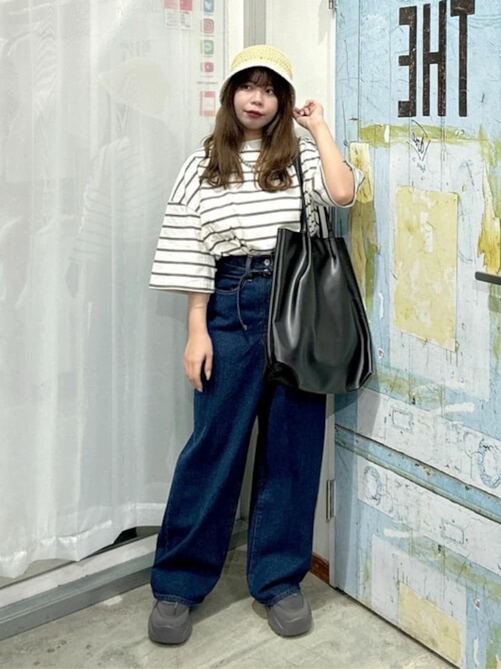 その他のTシャツ/カットソー、ブルー系のデニムパンツ、ブラック系のトートバッグを着用したレディースの夏コーディネートの1枚目の写真