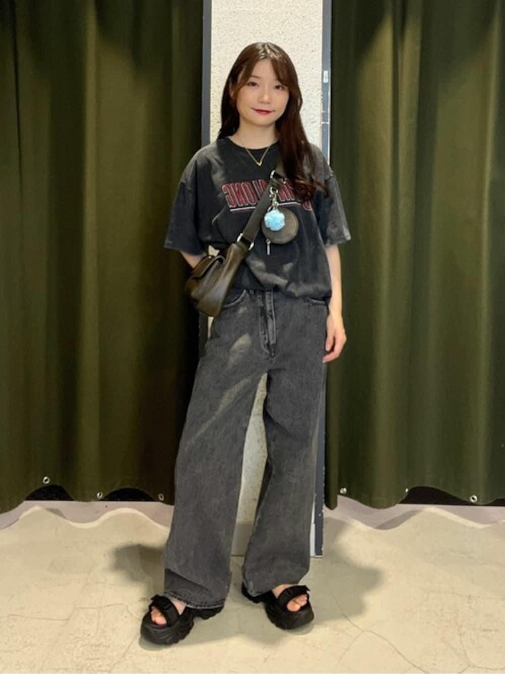 「デニム、ショルダーバッグ、ストリート、ヴィンテージ、デニムパンツ、バンドT、プチプラ、夏コーデ、スポーツサンダル、韓国ファッション」｜「WEGOのWEGO/【24年春夏新作】ヴィンテージウォッシュグラフィックTシャツ（Tシャツ/カットソー、その他）」を使った、WEGOさん（レディース・153cm）の夏コーディネートの1枚目の写真