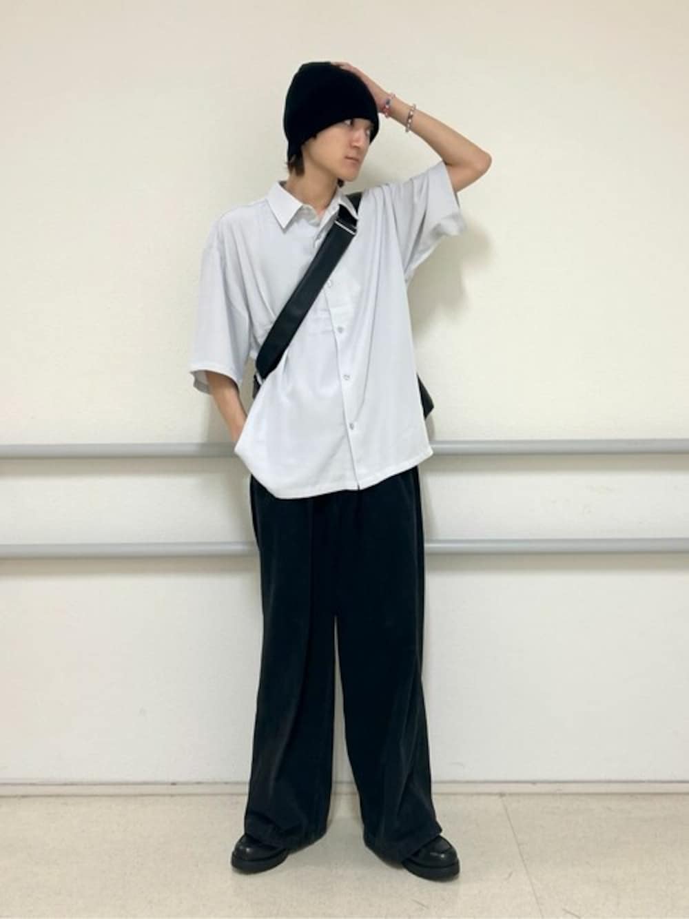 ブラック系のスラックス、グレー系のシャツ/ブラウス、ブラック系のローファーを着用したメンズの夏コーディネートの1枚目の写真