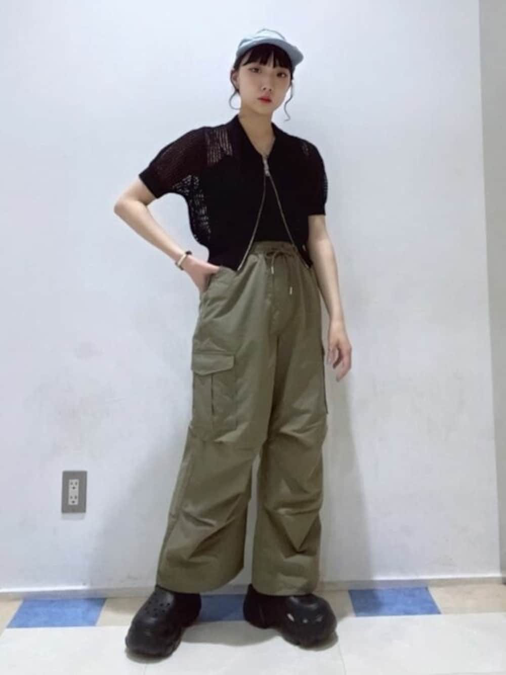 グリーン系のカーゴパンツ、ブラック系のカーディガン/ボレロ、ブラック系のサンダルを着用したレディースの夏コーディネートの1枚目の写真
