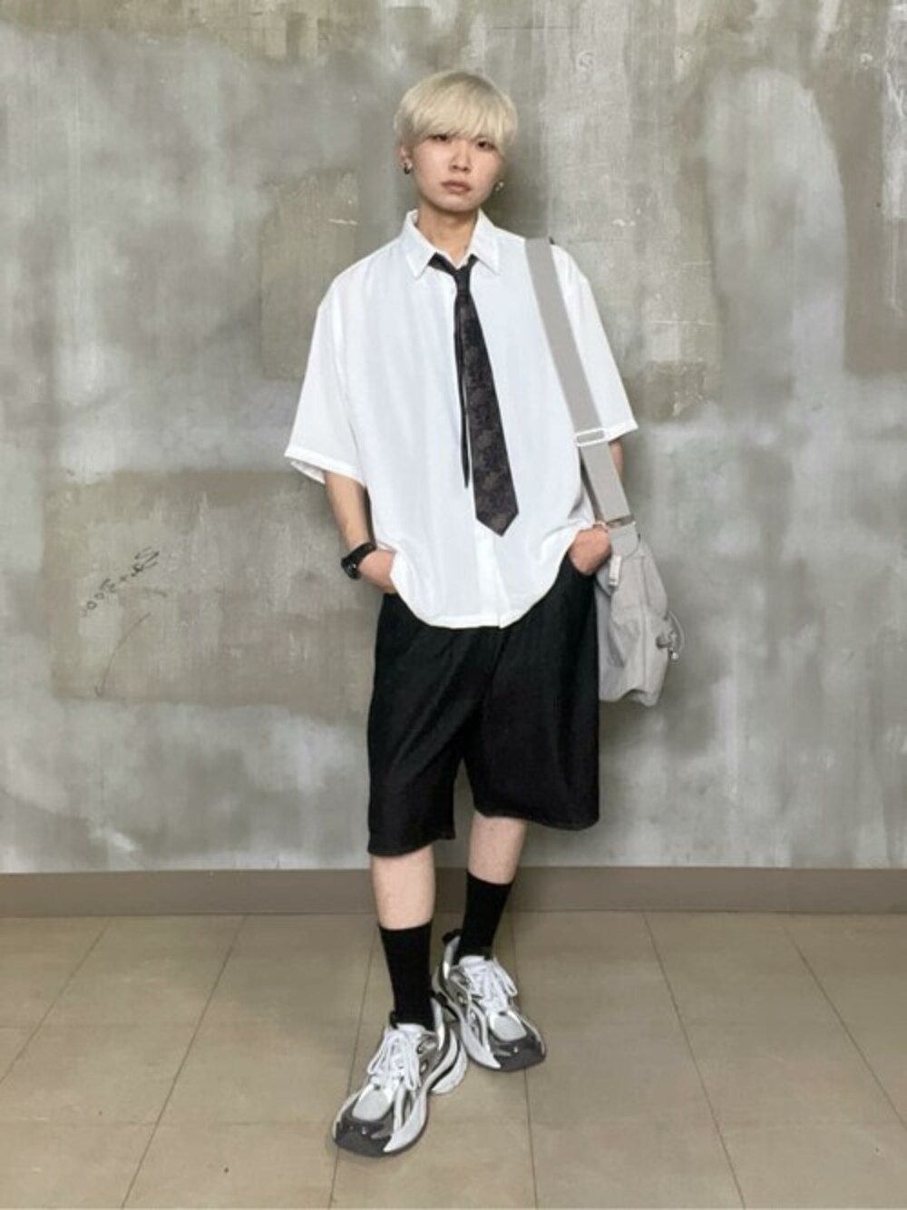 ブラック系のデニムパンツ、ホワイト系のシャツ/ブラウス、グレー系のショルダーバッグを着用したメンズの夏コーディネートの1枚目の写真