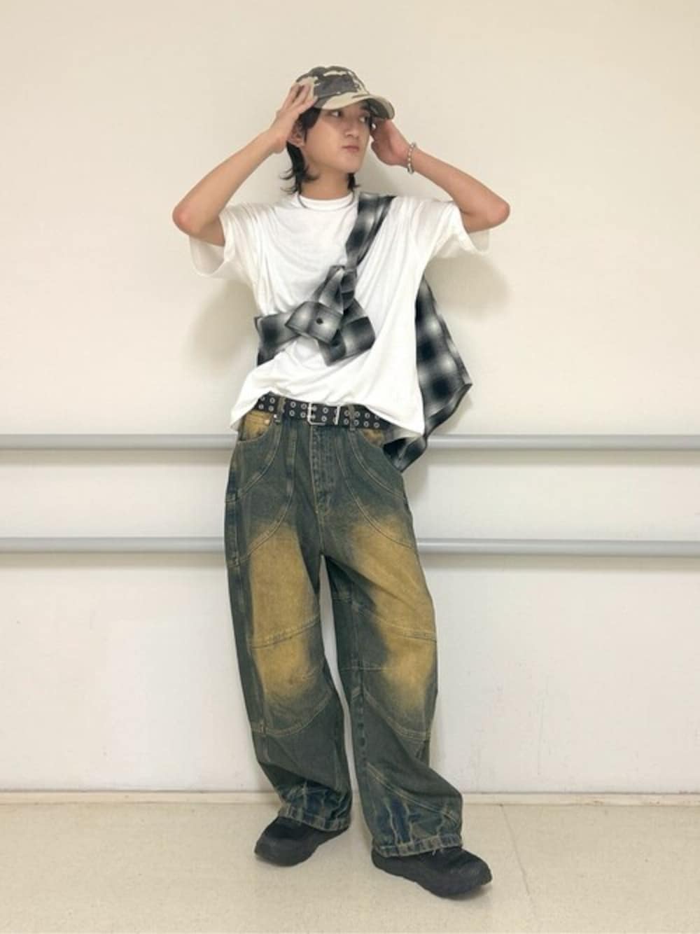 ブルー系のデニムパンツ、ホワイト系のTシャツ/カットソー、その他のシャツ/ブラウスを着用したメンズの夏コーディネートの1枚目の写真