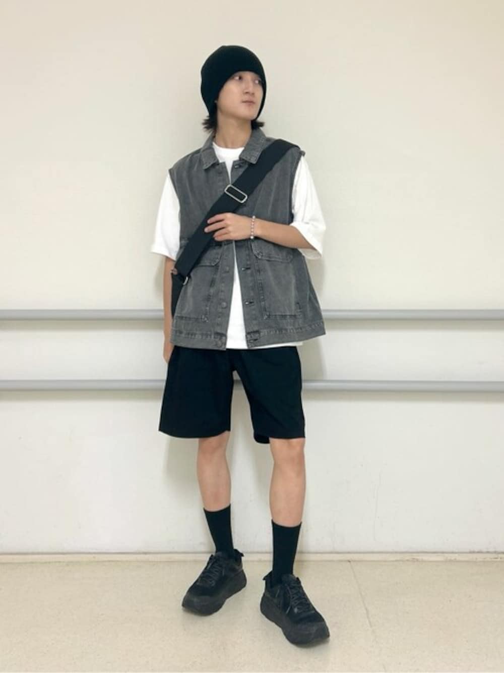 ブラック系のデニムジャケット、ホワイト系のTシャツ/カットソー、ブラック系のチノパンツを着用したメンズの秋コーディネートの1枚目の写真