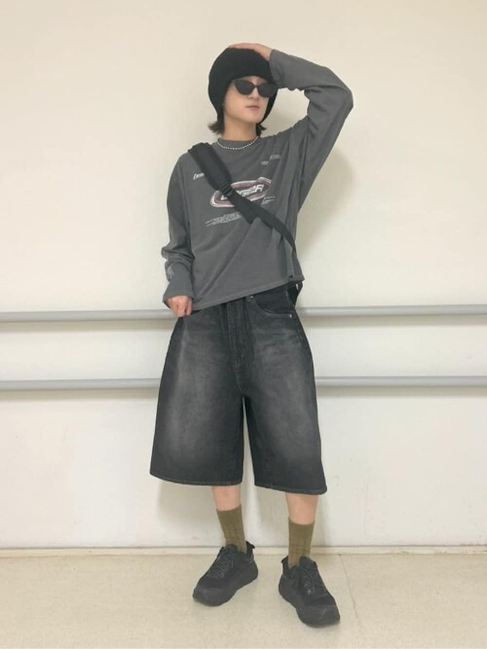その他のTシャツ/カットソー、ブラック系のデニムパンツ、ブラック系のショルダーバッグを着用したメンズの秋コーディネートの1枚目の写真