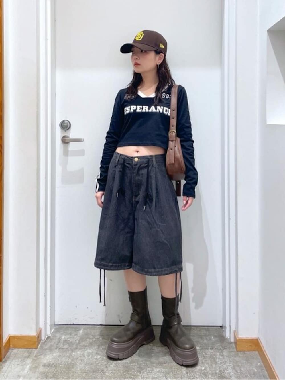 「デニム、ブーツ、キャップ、エンジニアブーツ、ロンT、ストリートカジュアル、ストリートコーデ、韓国ファッション、デニムハーフパンツ、ピチT」｜「disparkのDISPARK/【24年春夏新作】ドロストワイドルーズハーフパンツ（デニムパンツ、ブラック系）」を使った、WEGOさん（レディース・152cm）の秋コーディネートの1枚目の写真
