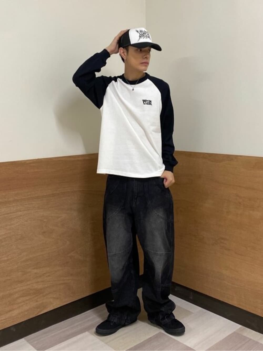 「デニム、キャップ、ストリート、ロンT、休日スタイル、メンズファッション、メンズコーデ、メンズアイテム、秋コーデ、バレルレッグジーンズ」｜「WEGOのWEGO/アソートメッシュキャップ（キャップ、ブラック系）」を使った、WEGOさん（メンズ・177cm）の秋コーディネートの1枚目の写真