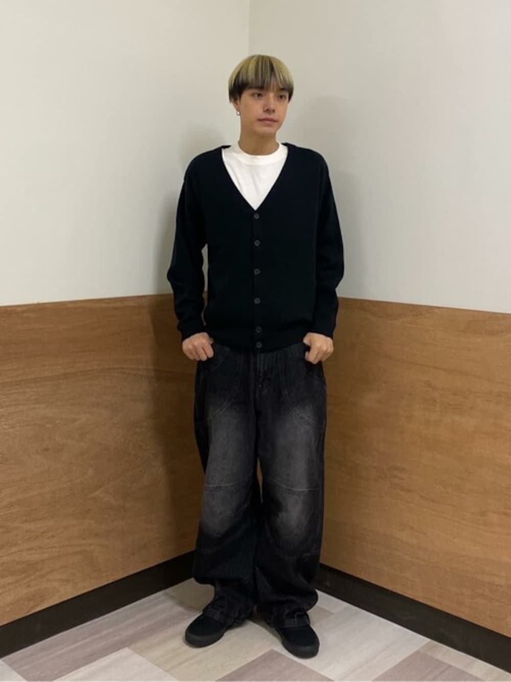 ブラック系のカーディガン/ボレロ、ホワイト系のTシャツ/カットソー、ブラック系のデニムパンツを着用したメンズの秋コーディネートの1枚目の写真