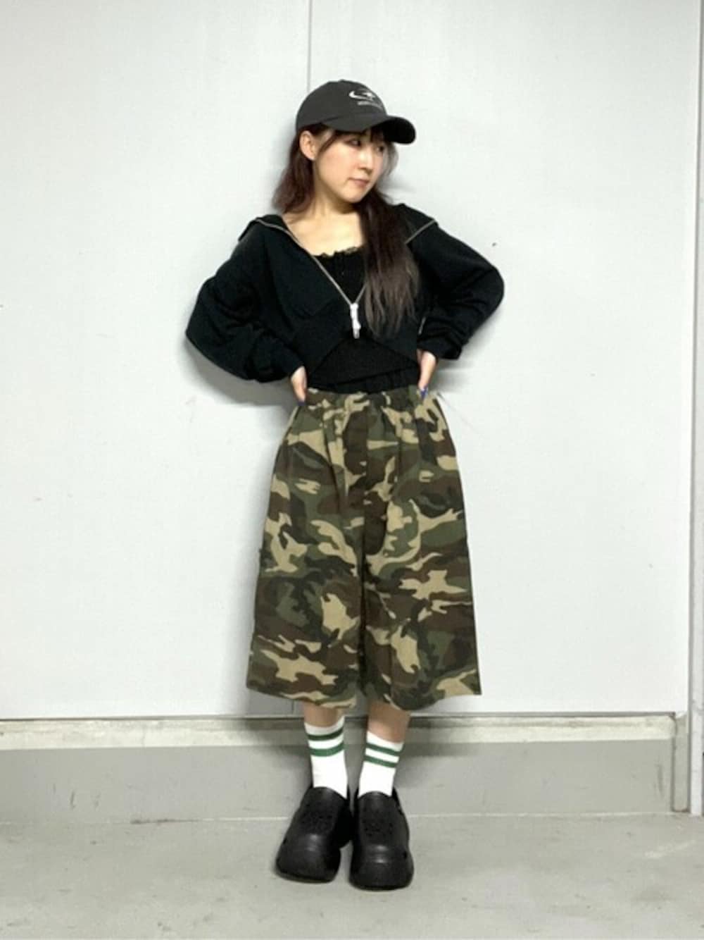 ブラック系のキャミソール、グリーン系のその他パンツ、ブラック系のパーカーを着用したレディースの秋コーディネートの1枚目の写真