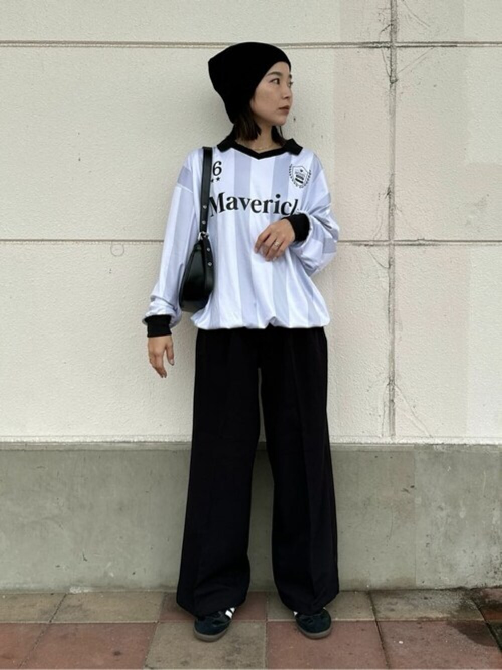 その他のTシャツ/カットソー、ブラック系のスラックス、ブラック系のニットキャップ/ビーニーを着用したレディースの秋コーディネートの1枚目の写真