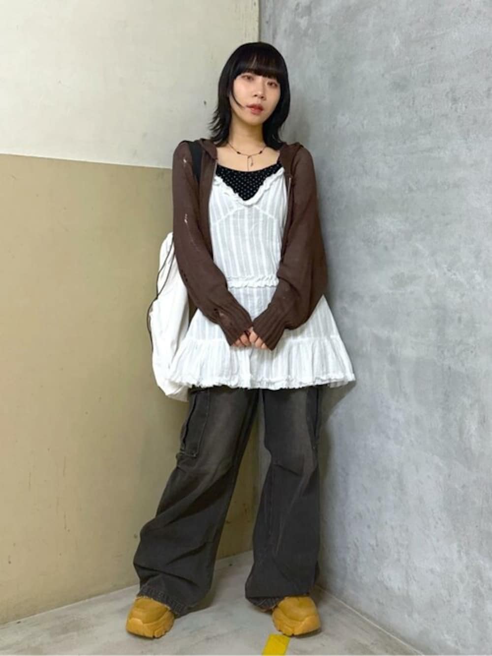 「ワンピース、パーカー、カーゴパンツ、休日スタイル、お出かけコーデ、プチプラ、デートコーデ、夏コーデ、厚底スニーカー、カジュアルガーリー」｜「Dickiesの∴WEGO/【25年春夏新作】別注Dickies2wayナップサック（ショルダーバッグ、ホワイト系）」を使った、WEGOさん（レディース・152cm）の夏コーディネートの1枚目の写真