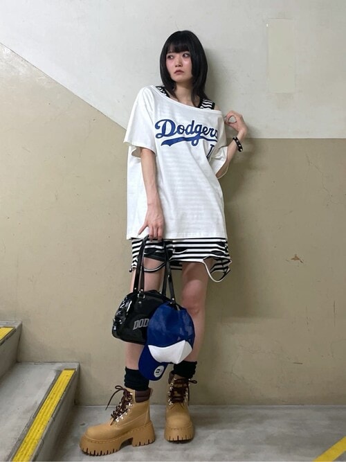 ∴WEGO/【25年春夏新作】 グリッター ロゴ MLB別注オフショルビッグT