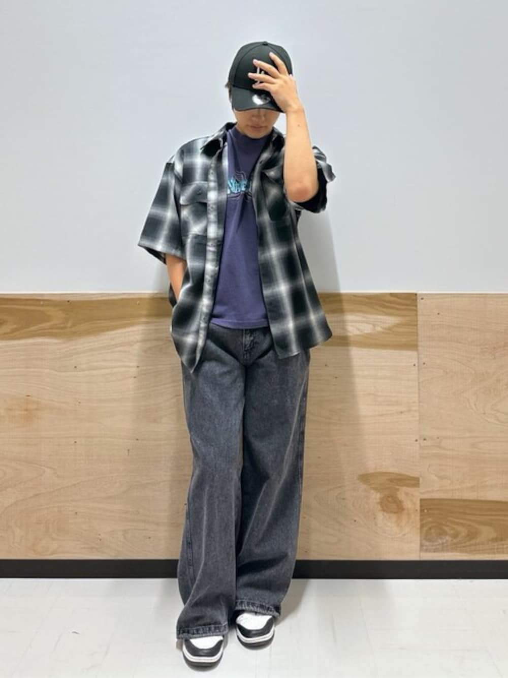 「デニム、チェックシャツ、キャップ、お出かけコーデ、プチプラ、フレアパンツ、シャツスタイル、夏コーデ、カジュアルコーデ、ストリートコーデ」｜「WEGOのWEGO/【25年秋冬新作】ローライズバギーフレアデニムパンツ（デニムパンツ、ブラック系）」を使った、WEGOさん（メンズ・170cm）の夏コーディネートの1枚目の写真