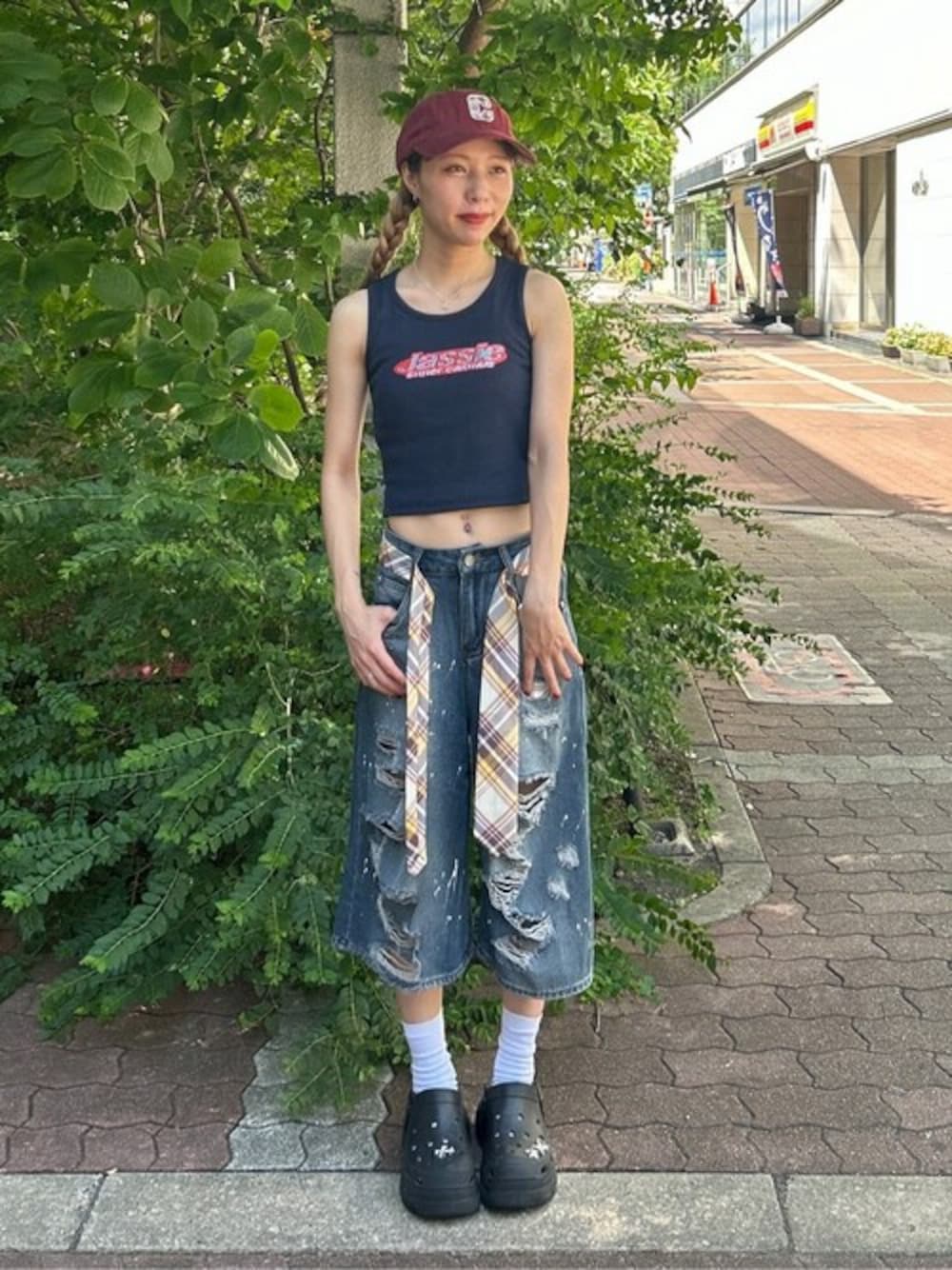 「デニム、キャップ、休日スタイル、ハーフパンツ、メンズライク、お出かけコーデ、プチプラ、タンクトップ、デートコーデ、夏コーデ」｜「disparkのDISPARK/【25年春夏新作】タイ付きダメージハーフデニムパンツ（デニムパンツ、ブルー系）」を使った、WEGOさん（レディース・157cm）の夏コーディネートの1枚目の写真