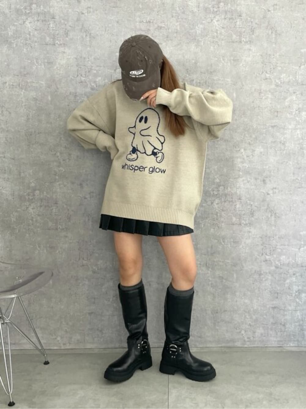 ホワイト系のニット/セーター、ブラック系のスカート、ブラック系のブーツを着用したレディースの夏コーディネートの1枚目の写真