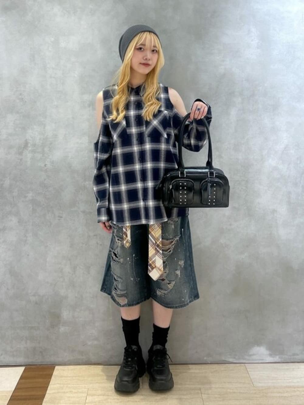 「スニーカー、デニム、チェックシャツ、ハーフパンツ、お出かけコーデ、プチプラ、ビーニー、ストリートコーデ、秋先取りコーデ、韓国ストリート」｜「WEGOのWEGO/【好評につき25年春夏再入荷！】厚底ボリュームダッドスニーカー（スニーカー、ブラック系）」を使った、WEGOさん（レディース・161cm）の秋コーディネートの1枚目の写真