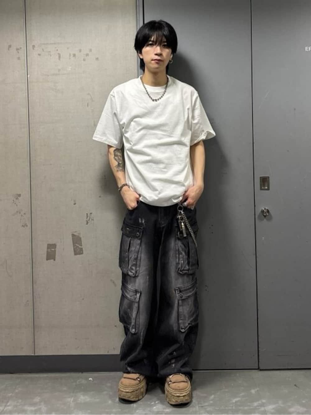 「デニム、Tシャツ、カーゴパンツ、休日スタイル、フェススタイル、お出かけコーデ、プチプラ、モノトーンコーデ、ストリートコーデ、韓国ストリート」｜「WEGOのWEGO/【25年春夏新作】リラックスフィットコットンT（Tシャツ/カットソー、ホワイト系）」を使った、WEGOさん（メンズ・176cm）の秋コーディネートの1枚目の写真