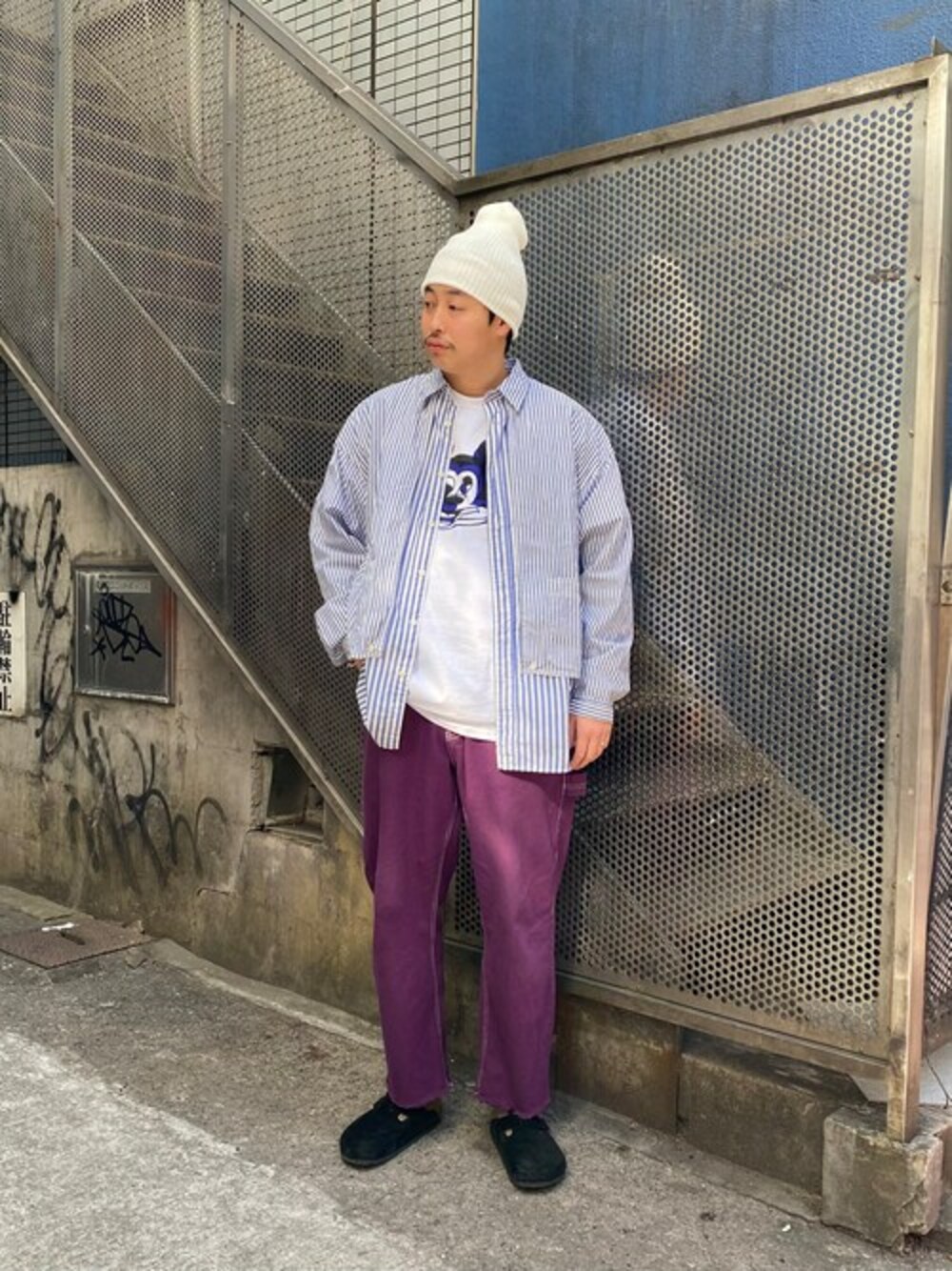 パープル系のその他パンツ、パープル系のチノパンツ、ブルー系のシャツ/ブラウスを着用したメンズの冬コーディネートの1枚目の写真