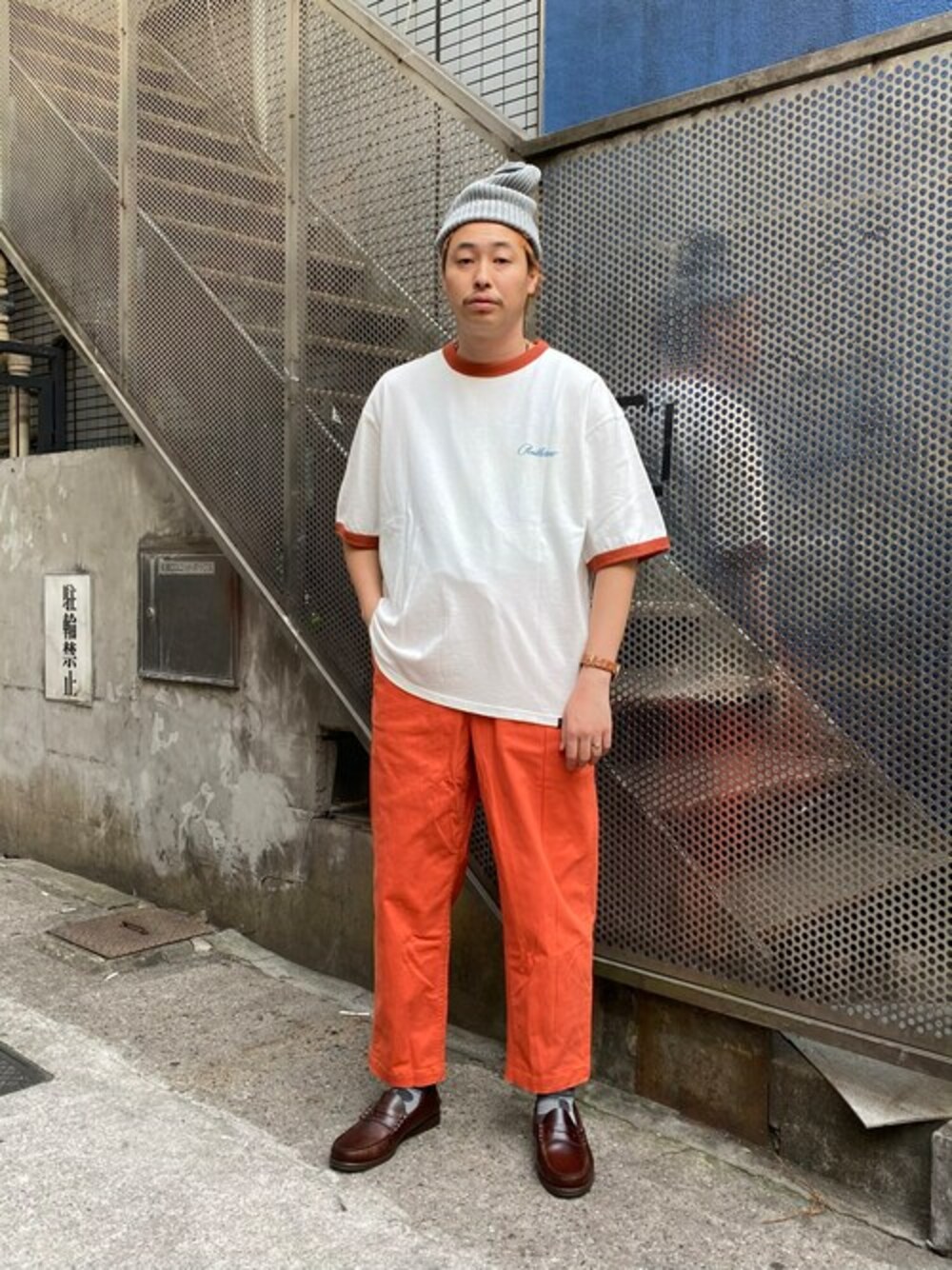 「カラーパンツ、アウトドア、アウトドアスタイル、Tシャツ、BEAVER、トラッド、革靴、クラークス、ビーニー、リンガーTシャツ」｜「ParabootのParaboot/パラブーツ　CORAUX コロー　ローファー デッキシューズ（モカシン/デッキシューズ、ブラウン系）」を使った、tenkuluさん（メンズ・174cm）の春コーディネートの1枚目の写真