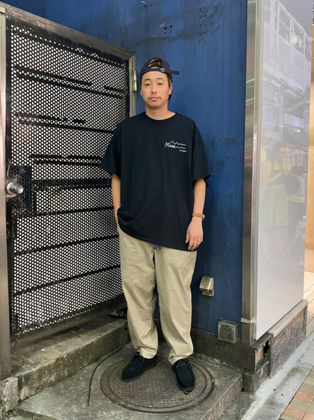 ブラック系のTシャツ/カットソー、ブラック系のTシャツ/カットソー、グレー系のその他パンツを着用したメンズの夏コーディネートの1枚目の写真