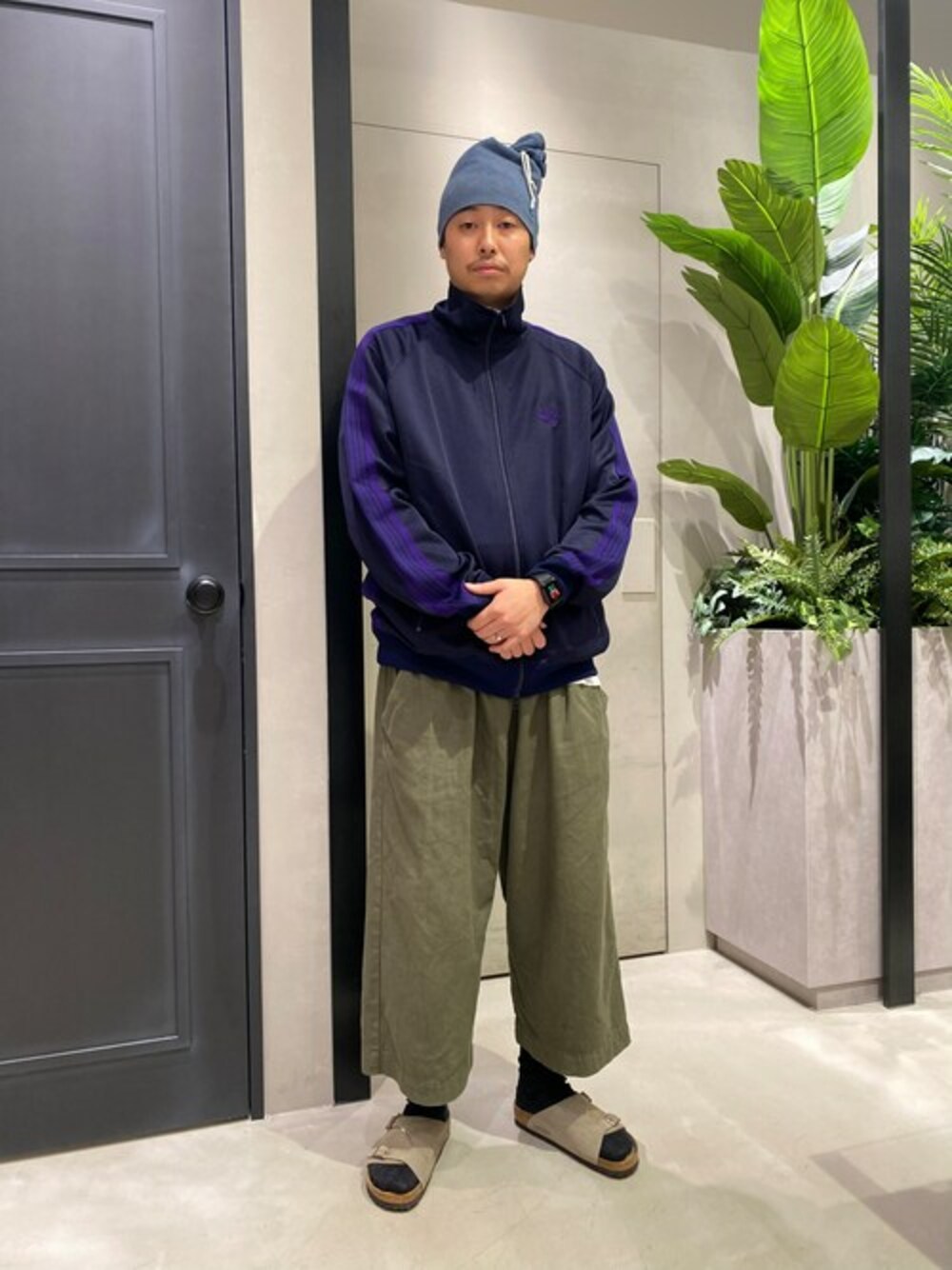 ベージュ系のサンダルを着用したメンズの秋コーディネートの1枚目の写真