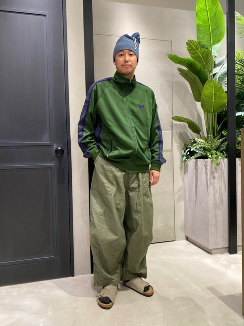 ベージュ系のサンダル、ベージュ系のサンダル、ベージュ系のサンダルを着用したメンズの秋コーディネートの1枚目の写真